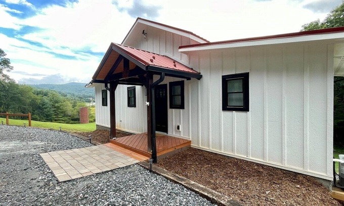 Fleetwood House | Creekside, Foosball, Games, Firepit, 2 ensuites main level