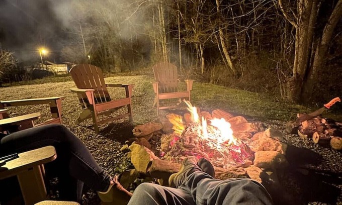 Red Jacket House | Creekside Lodge: 10 Sec Ride to Trail, Sleeps 10!