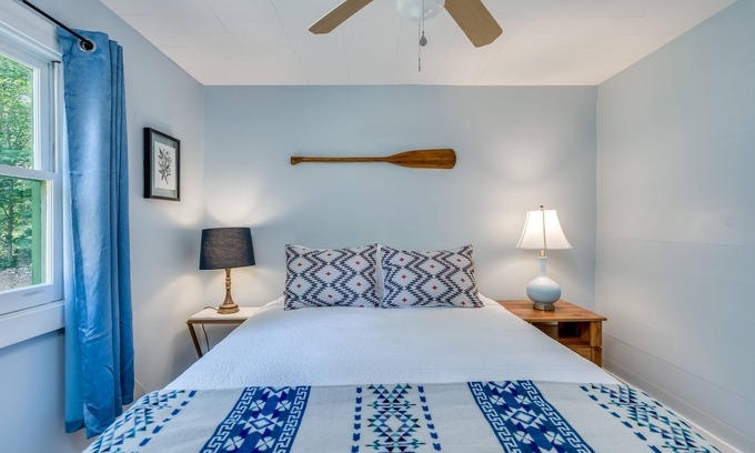 Glenfield House | Creekside vintage retreat with HOT TUB!