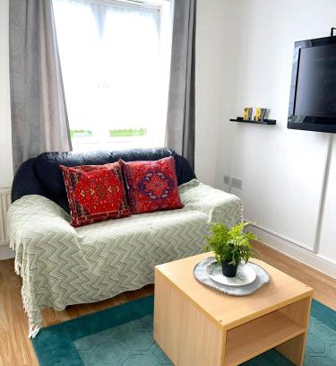 Chadwell Apartment | Crescent Apartment - Modern 1 Bedroom First Floor