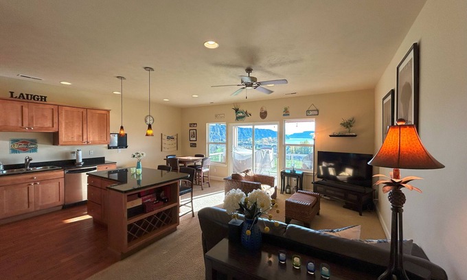Quincy House | Crescent Bar Condo near Pool/Hot Tub. Golf Course/Columbia River view.