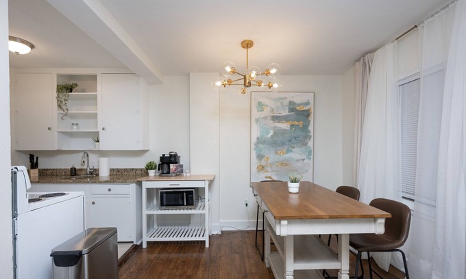 Historic Uptown Apartment | Crescent Lake Park 2 bedroom Plus Den