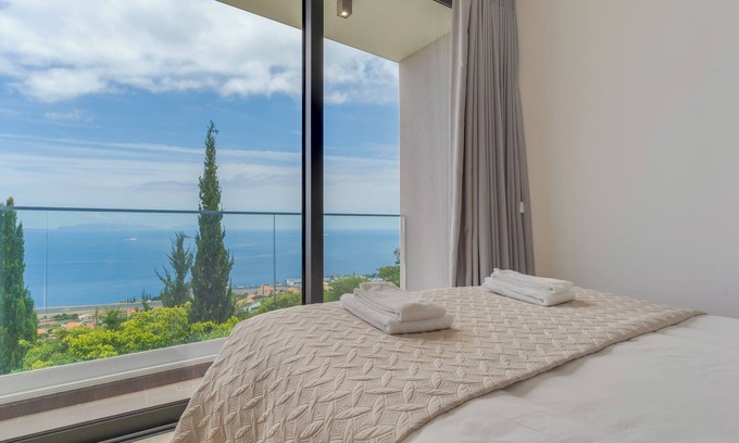 Santa Cruz Villa | Cristiano Ronaldo Airport View