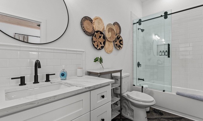 Fredericksburg Cottage | Cross Mountain Cottages 7 | Ensuite Baths & Porch