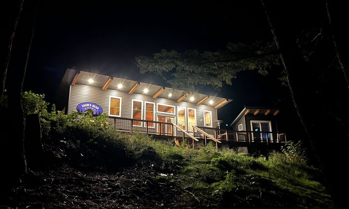 Tudor and Cashel Cabin | Crow's Head