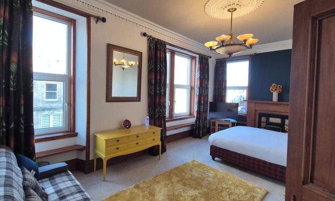 Inverness House | Crown Jewel - 4 Bedroom, 2 Bathroom Townhouse w Parking- Inverness City Centre
