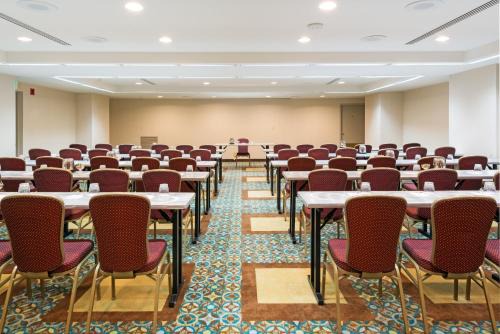 Downtown Seattle Hotel | Crowne Plaza Seattle Newly Renovated with No Resort Fee