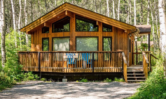Crowsnest Pass Cabin | Crowsnest River Chalet - Wolf’s Den