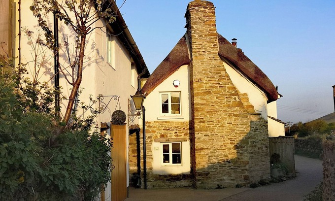 Croyde Cottage | Croyde cottage with direct access to beach path, close to pubs and shops.