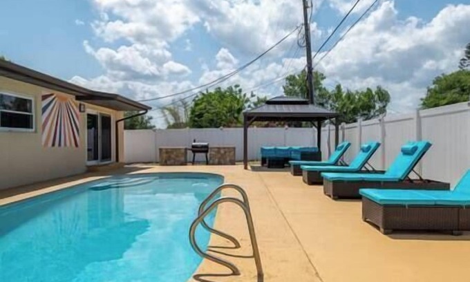 Cocoa House | Cruise-Ready Oasis:15min to Beach & Port Canav w/Huge Pool
