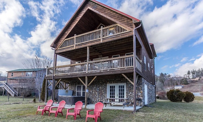 Deep Gap Cabin | Cruizin River Dreams- River front, fire-pit, hot tub