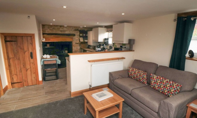 Kirkbymoorside Cottage | CRUMBLE'S HIDEAWAY, pet friendly, with open fire in Kirkbymoorside