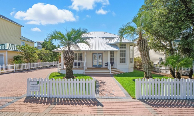 Crystal Shores House | Crystal Beach|Newly Remodeled|Free WiFi|Pool|Pet-Friendly|Walk to beach