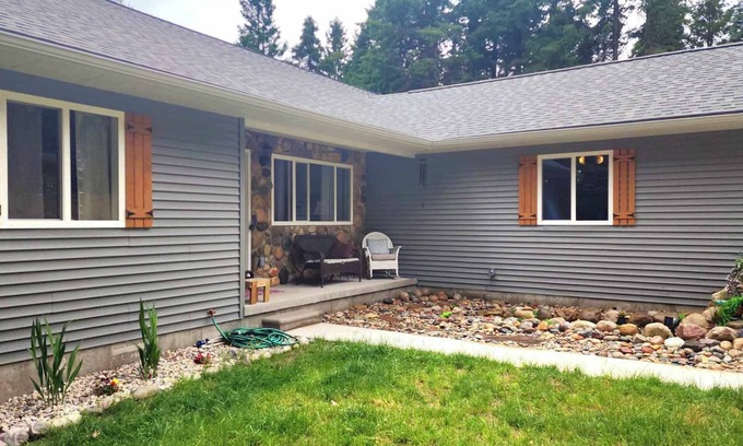 Frankfort House | Crystal Lake Getaway New Spatious walkout ranch. na Mile to Frankfort Mi Beaches