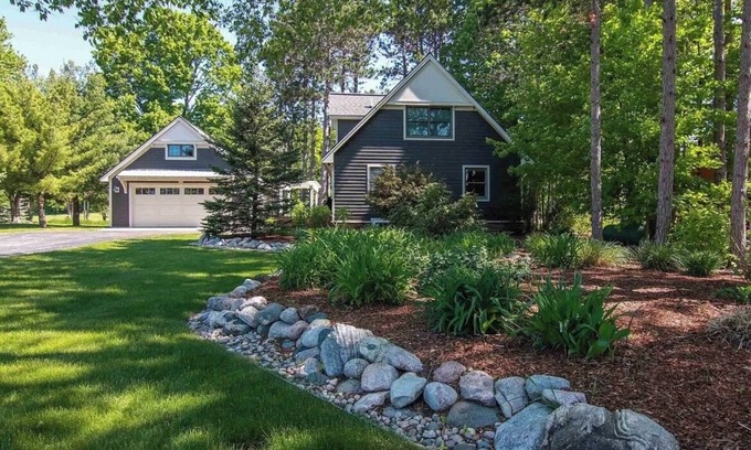 Thompsonville House | Crystal Mountain ski/golf home on the 10th hole, walk to the ski lifts!