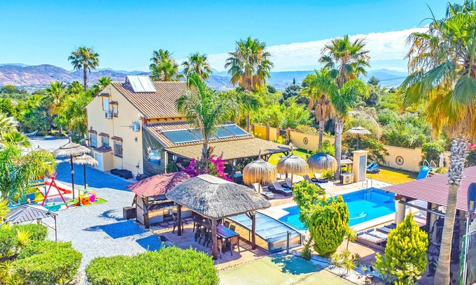Alhaurin el Grande Villa | Cubo's Villa Las Palmeras Altas/private pool/air conditioning/children's area/free wifi