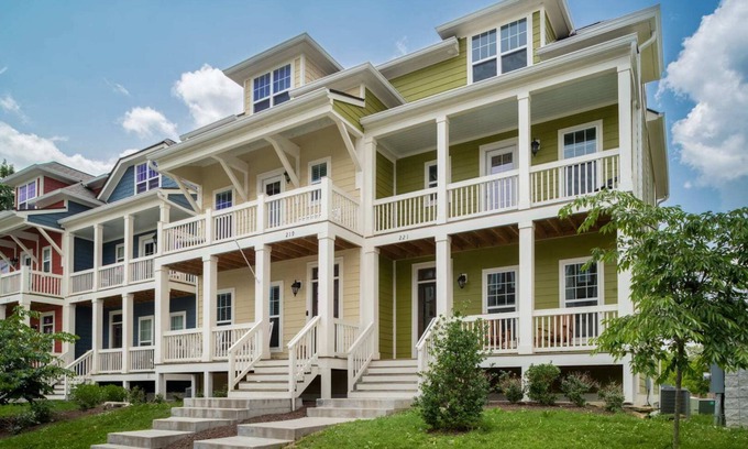 Lakewood House | Cumberland Emerald | Walk to Dining