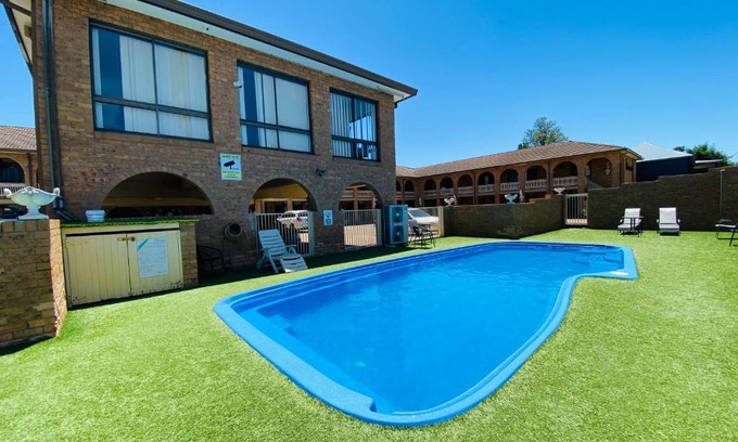 Cessnock Hotel | Cumberland Motor Inn
