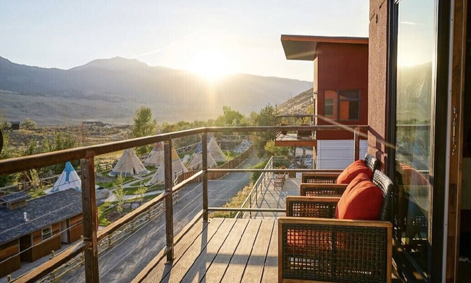 Gardiner House | Custom 4 Bedroom Suite at Yellowstone Park. Three Decks w/stunning views & BBQ!