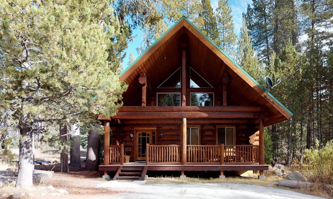 Lakeshore Cabin | Custom-Built Log Cabin w/Huge Deck & Great Location Steps from Huntington Lake