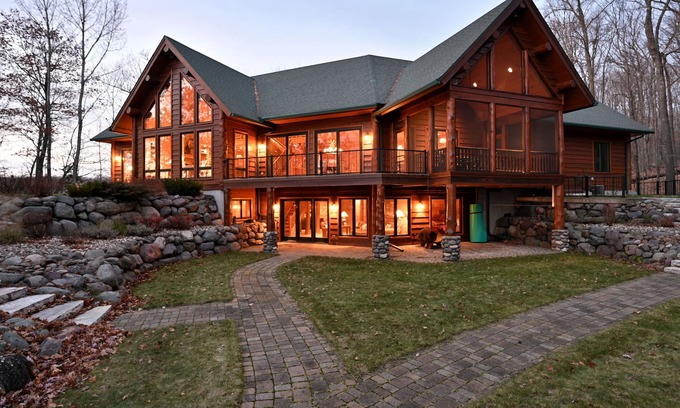 Hayward House | Custom-Bulit Log Cabin Family Friendly home on Round Lake, close to trails!