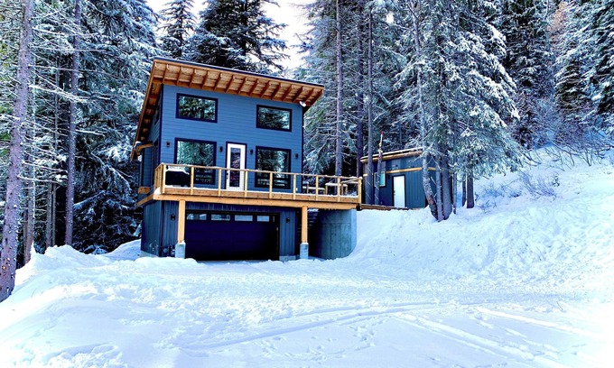 Sandpoint Cabin | Custom Cabin: Great location, Hot Tub, & more!