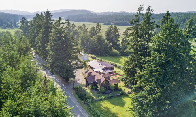 Friday Harbor House | Custom Crafted Unique Home~ FABULOUS group lodging ~ 1.3 miles from Harbor