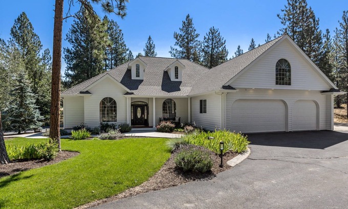 Deschutes River Woods House | Custom Home ~ 10 Mins to Downtown Bend ~ Private Hot Tub ~ Game Room
