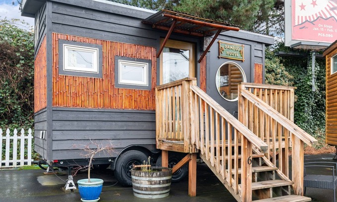 Kerns House | ❤️Custom Tiny w/ Bamboo Vibes, Firepit, Kitchen, Next to PDX's Best Eats✨