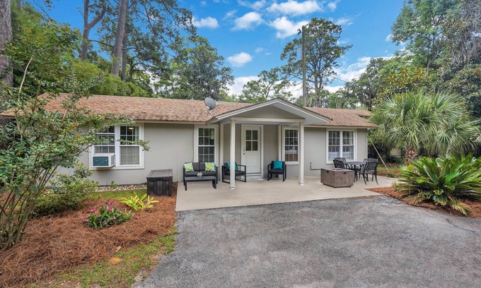 Savannah Cottage | Cute 2BR/1BA Cottage by River & Golf Course on Island!