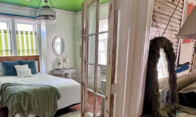 Benzonia Apartment | Cute & Artsy Condo 1mi from Crystal lake, & 7mi from Frankfort