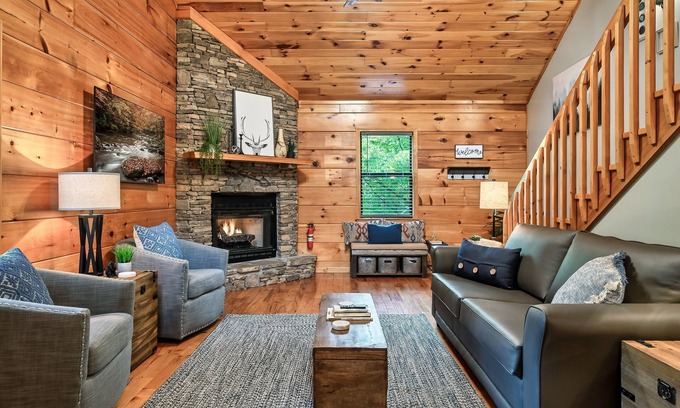 Gatlinburg - Pigeon Forge Cabin | Cute & Comfortable Cabin🌟 HotTub, AirHockey, VideoGames, Pond