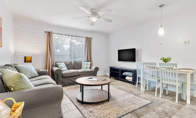 Gainesville Condo | Cute Condo near UF, Shands Hospital and Downtown!
