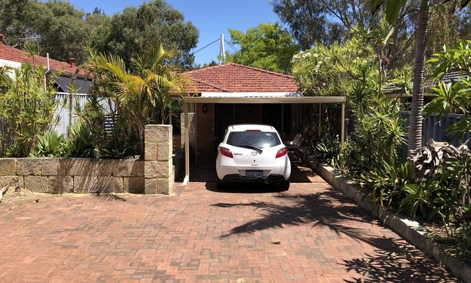 Mount Hawthorn House | Cute cosy house close to Leederville and city. Entire house with enclosed yard.