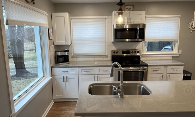 Brooklyn House | Cute Cottage in Irish Hills with access to all sports lake!