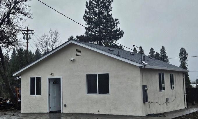 Mount Shasta House | Cute Little House- A Secluded 3BR 1BA in Mt Shasta