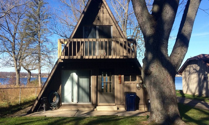 Battle Creek Cabin | Cute Mid-Century Cottage on Fine Lake!