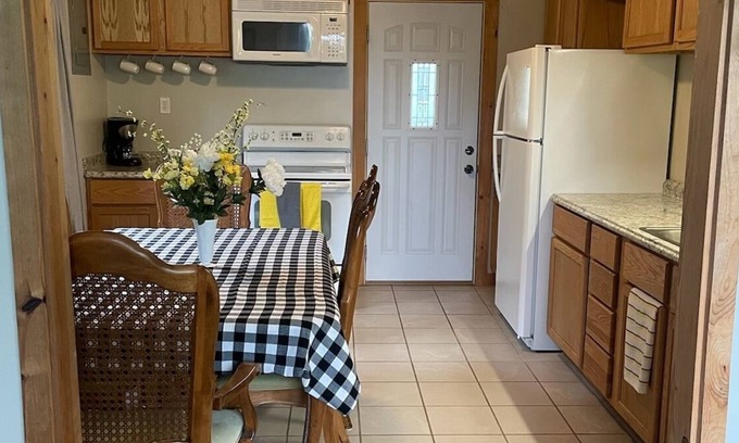 Mansfield House | Cute, newly remodeled 3 bed, 1 bath house in the heart of it all!