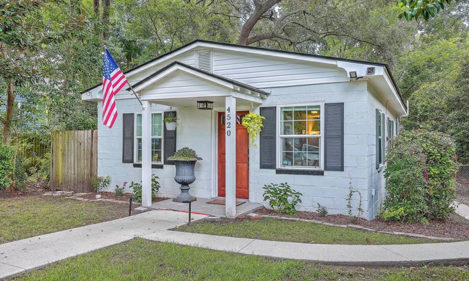 North Charleston House | Cute Park Circle Cottage - Near Cafés, Breweries & Downtown Charleston