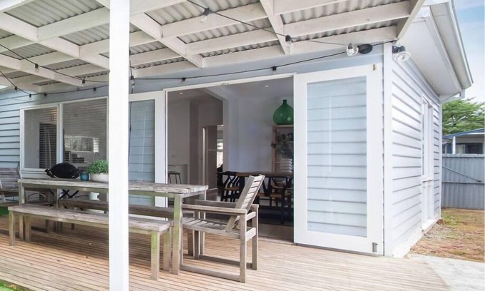 Rosebud House | Cutest Cottage on Fourth walk to the Beach