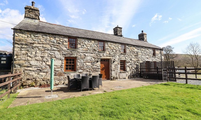 Llanbedr House | CWM YR AFON MAWR, pet friendly, country holiday cottage in Llanbedr