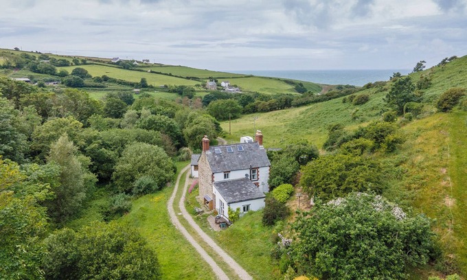 Moylegrove Cottage | Cwmtawel, Holiday Cottage Ceibwr Bay, Sleeps 4, 3 bedrooms, bathrooms