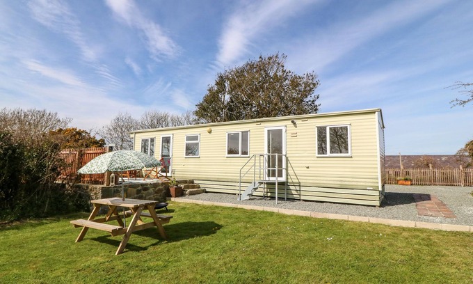 Garn Fadryn Cottage | CWRT Y CEFFYL, pet friendly, with a garden in Dinas