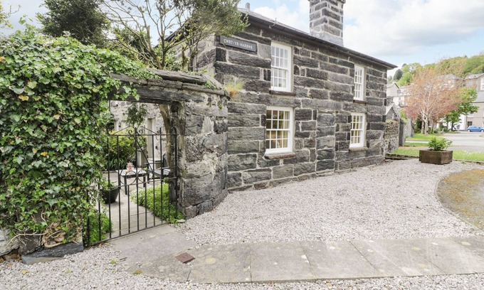 Borth-y-Gest Cottage | CWRT YR HARBWR, pet friendly, character holiday cottage in Porthmadog