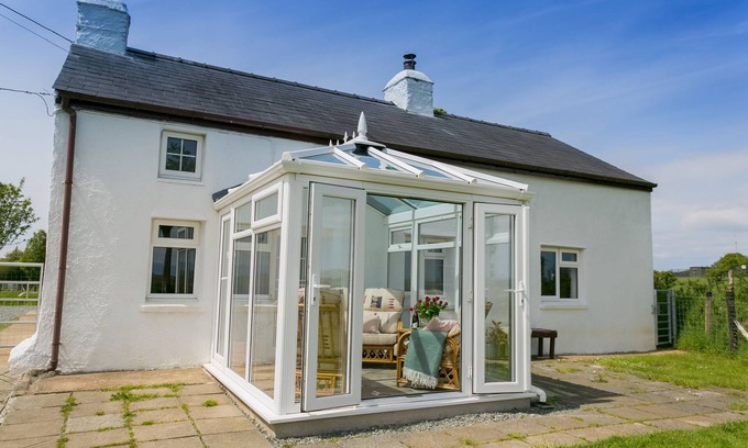 Llanerchymedd Cottage | Cwter Hywel - a cosy fire that sleeps 6 guests in 3 bedrooms