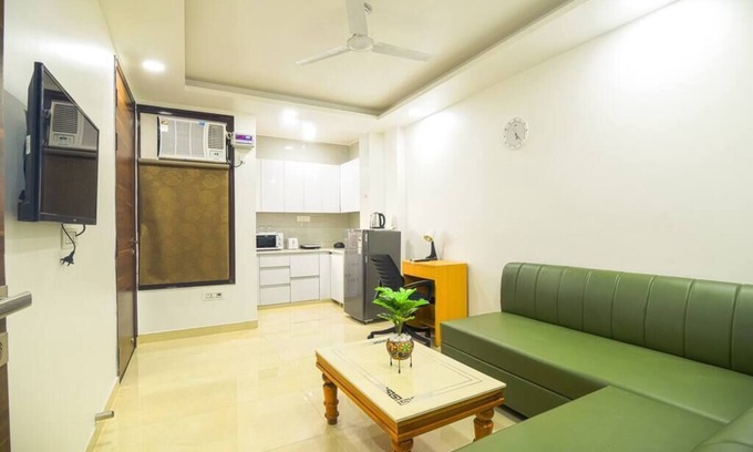 Sector 26A Apartment | Cyber Hub retreat near Global foyer