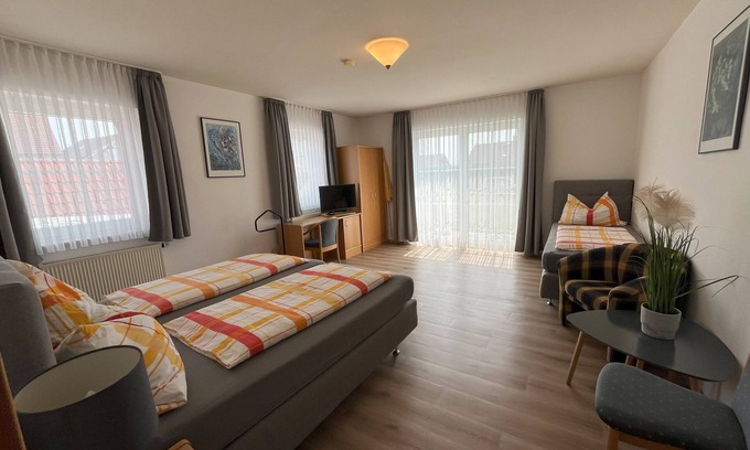 Pleinfeld Apartment | Cyclist-friendly apartment (42 sqm) with south-facing balcony and separate kitchen