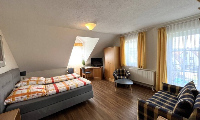 Pleinfeld Apartment | Cyclist-friendly apartment (42 sqm) with west-facing balcony and separate kitchen