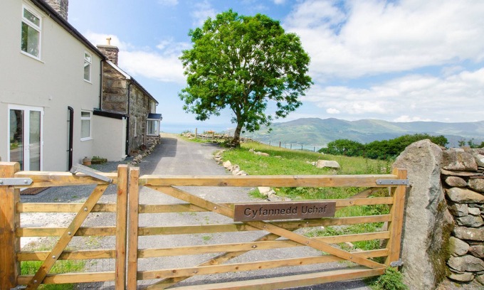 Arthog House | Cyfannedd Uchaf - Six Bedroom House, Sleeps 13