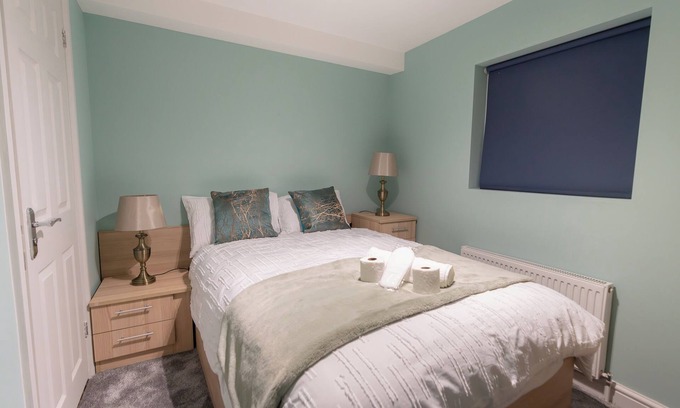 London Borough of Hounslow House | D'Luxe 5-Bed House - Sleeps 12 & Private Parking